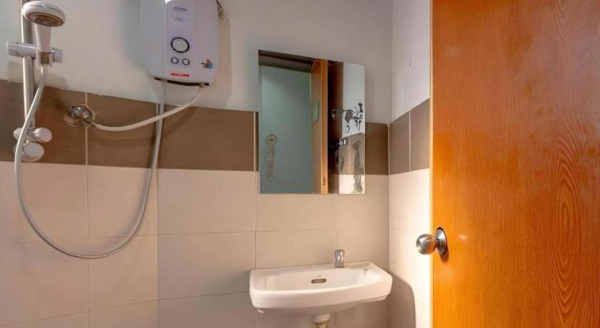 Oyo 89874 Gs Golden Star Hotel Seri Kembangan Exterior foto